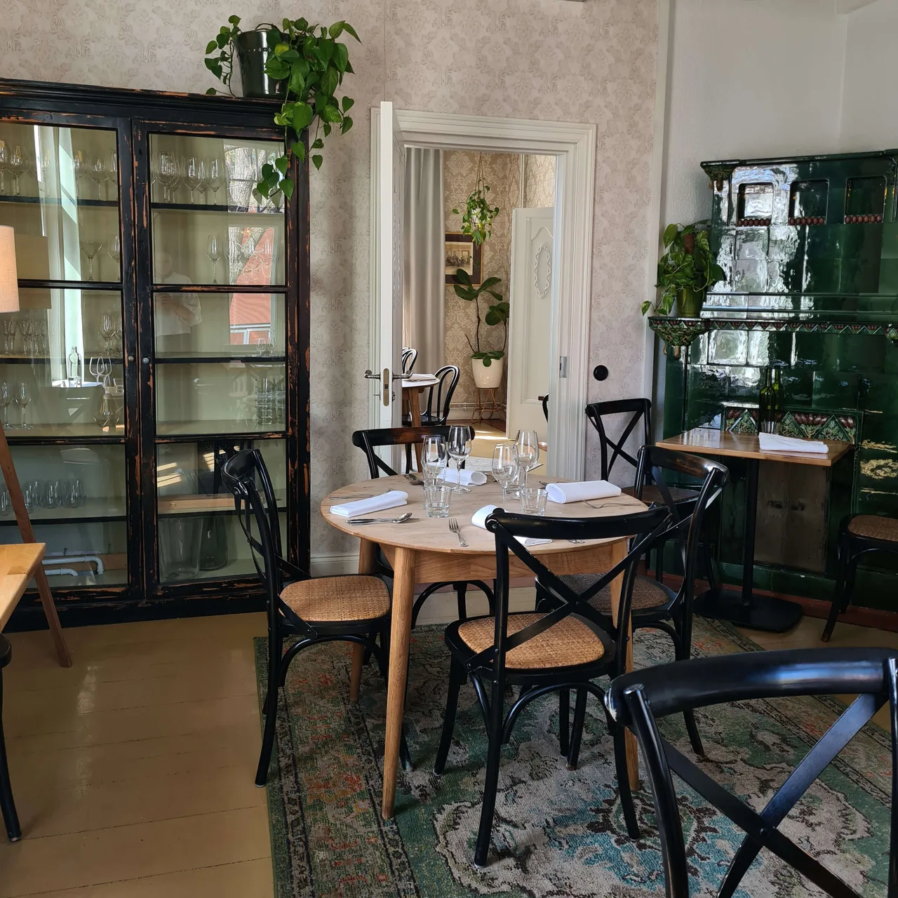 Green tiled stove in a Villa Lilla dining room